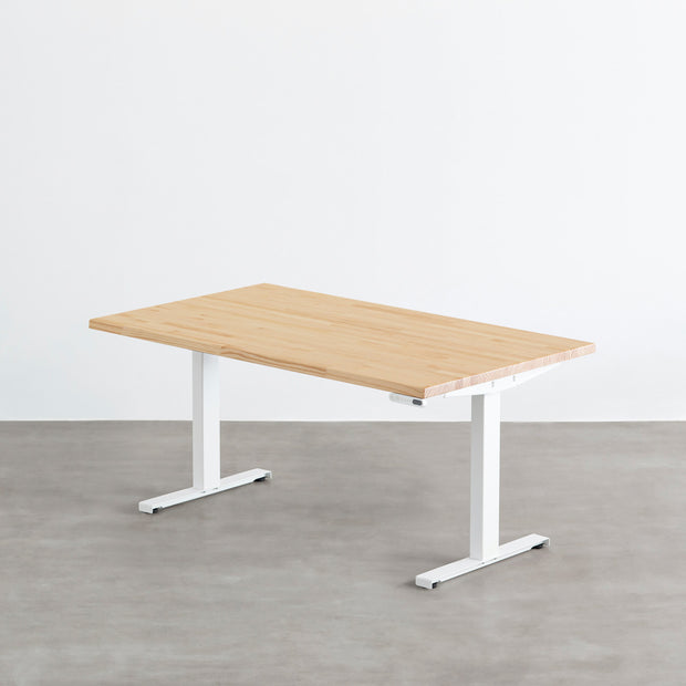 ナチュラルな風合いのパイン天板と、ホワイトの電動昇降脚を組み合わせた、デザイン性も機能性もスマートなテーブル（最小高）