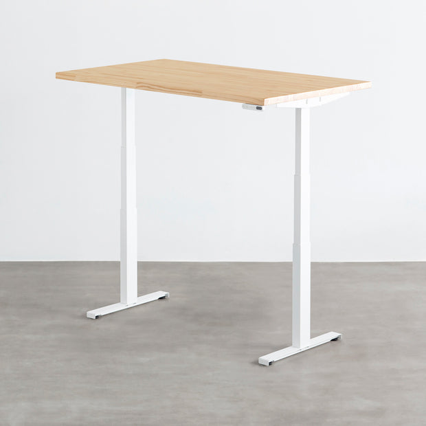 ナチュラルな風合いのパイン天板と、ホワイトの電動昇降脚を組み合わせた、デザイン性も機能性もスマートなテーブル（最大高）