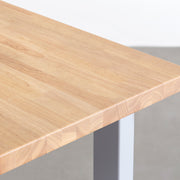 KANADEMONOのラバーウッド材アッシュグレーの天板とクラウドのカラースクエア脚を組み合わせたテーブル（天板角）