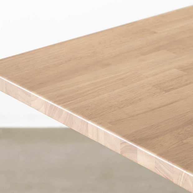 KANADEMONOのラバーウッド材アッシュカラーの天板を使用したテーブル（天板角）