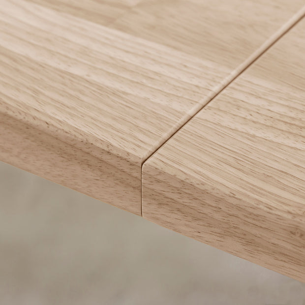 Kanademonoのラバーウッド アッシュグレー天板とステンレス脚を組み合わせたシンプルモダンな幅連結タイプの特大テーブル（配線トレー付き）連結部分