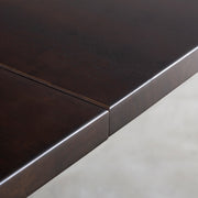Kanademonoの配線孔BROCK＆TRAY付きの特寸サイズのラバーウッドブラックブラウン天板と角柱ステンレス脚を組み合わせた大型テーブル（天板連結部分）