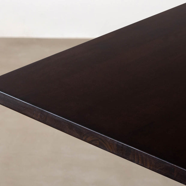 KANADEMONOのラバーウッド材ブラックブラウンの天板を使用したテーブル（天板角）