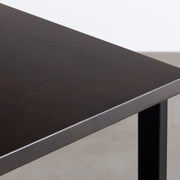 KANADEMONOのワイヤーバスケット付きのラバーウッド材ブラックブラウンカラー天板にマットブラックのレクタングル鉄脚鉄脚を組み合わせたテーブル（天板寄り）