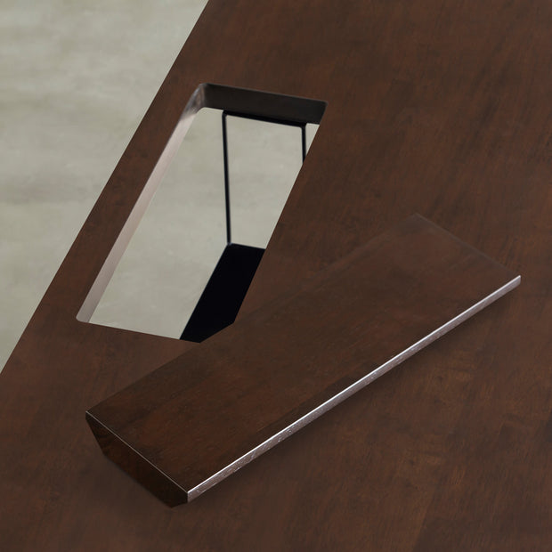 KANADEMONOの配線孔BROCK&TRAY付きのラバーウッド材ブラックブラウン天板とマットクリア塗装仕上げのブラックのスクエア鉄脚を組み合わせたテーブル（配線トレー使用例3）