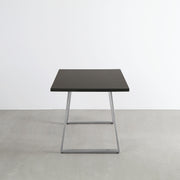 Gemoneのシックなブラックブラウンのラバーウッド材と美しい質感が際立つベル型ステンレス脚を組み合わせた重厚感のあるテーブル（横向き）
