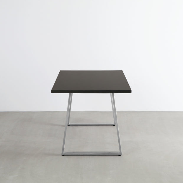 Gemoneのシックなブラックブラウンのラバーウッド材と美しい質感が際立つベル型ステンレス脚を組み合わせた重厚感のあるテーブル（横向き）