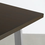 Gemoneのシックなブラックブラウンのラバーウッド材と美しい質感が際立つベル型ステンレス脚を組み合わせた重厚感のあるテーブル（天板）