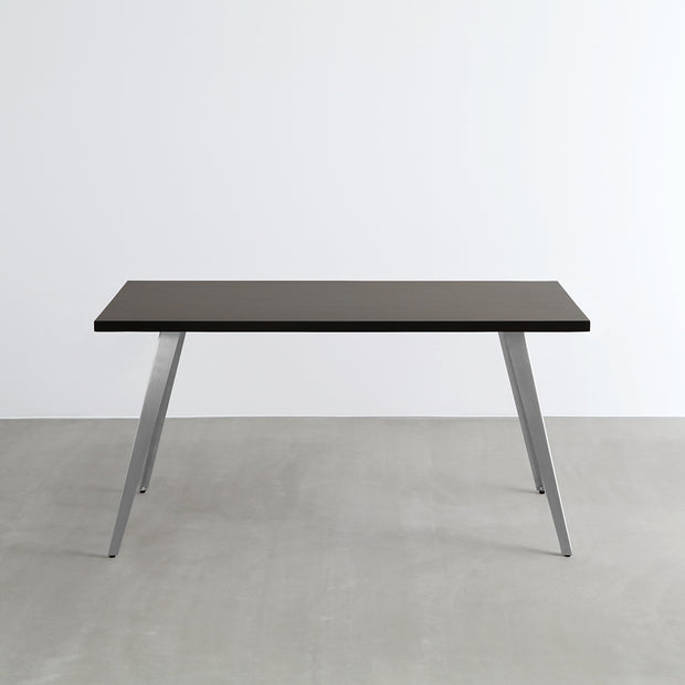 Gemoneのシックなブラックブラウンのラバーウッド材と美しい質感が際立つフラットピンのステンレス脚を組み合わせた重厚感のあるテーブル(正面)