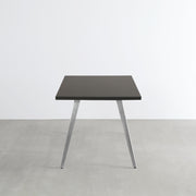 Gemoneのシックなブラックブラウンのラバーウッド材と美しい質感が際立つフラットピンのステンレス脚を組み合わせた重厚感のあるテーブル(横向き)