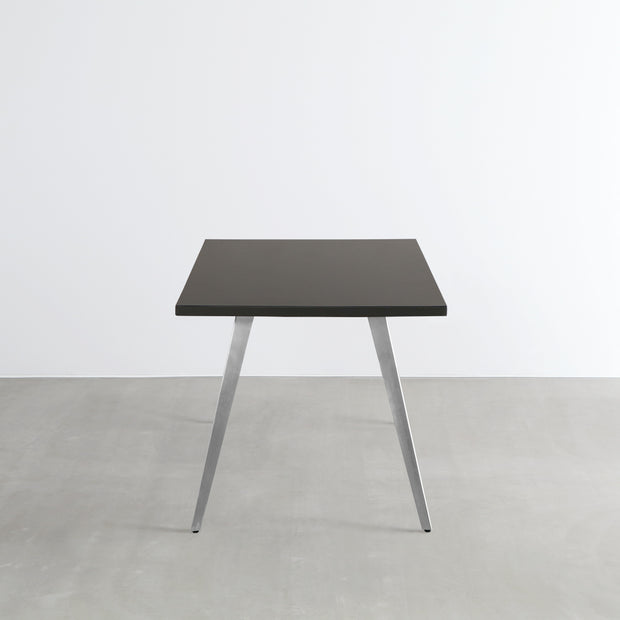 Gemoneのシックなブラックブラウンのラバーウッド材と美しい質感が際立つフラットピンのステンレス脚を組み合わせた重厚感のあるテーブル(横向き)