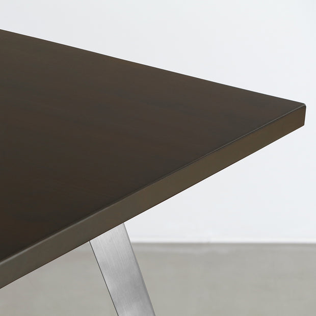 Gemoneのシックなブラックブラウンのラバーウッド材と美しい質感が際立つフラットピンのステンレス脚を組み合わせた重厚感のあるテーブル(天板)