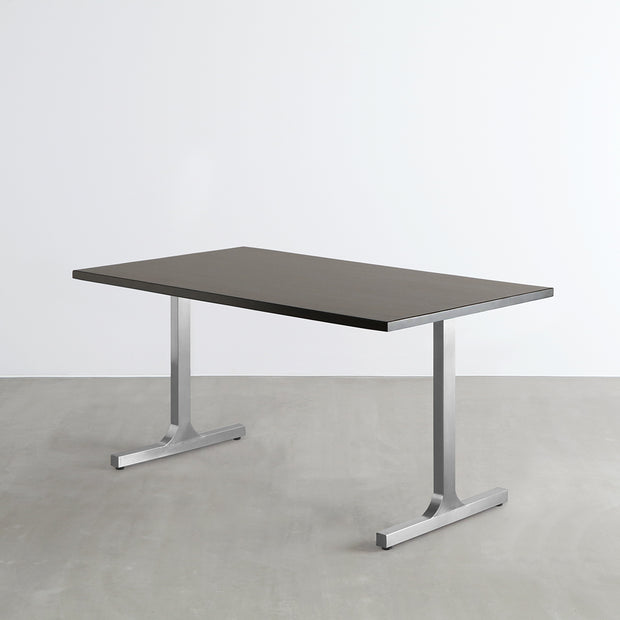 Gemoneのシックなブラックブラウンのラバーウッド材と美しい質感が際立つI型のステンレス脚を組み合わせた重厚感のあるテーブル