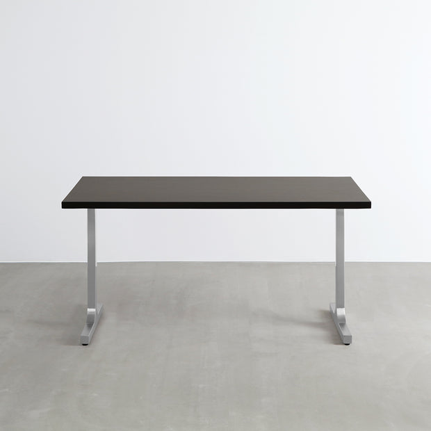 Gemoneのシックなブラックブラウンのラバーウッド材と美しい質感が際立つI型のステンレス脚を組み合わせた重厚感のあるテーブル(正面)