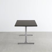 Gemoneのシックなブラックブラウンのラバーウッド材と美しい質感が際立つI型のステンレス脚を組み合わせた重厚感のあるテーブル(横向き)