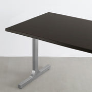 Gemoneのシックなブラックブラウンのラバーウッド材と美しい質感が際立つI型のステンレス脚を組み合わせた重厚感のあるテーブル(斜め)