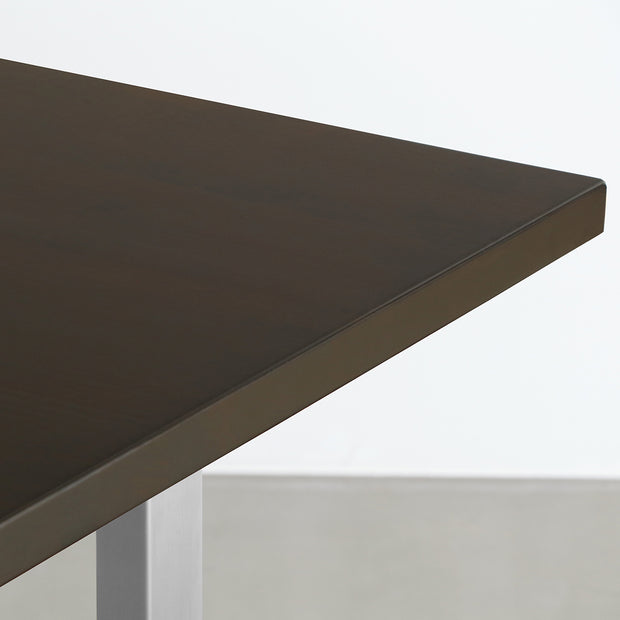 Gemoneのシックなブラックブラウンのラバーウッド材と美しい質感が際立つI型のステンレス脚を組み合わせた重厚感のあるテーブル(天板)