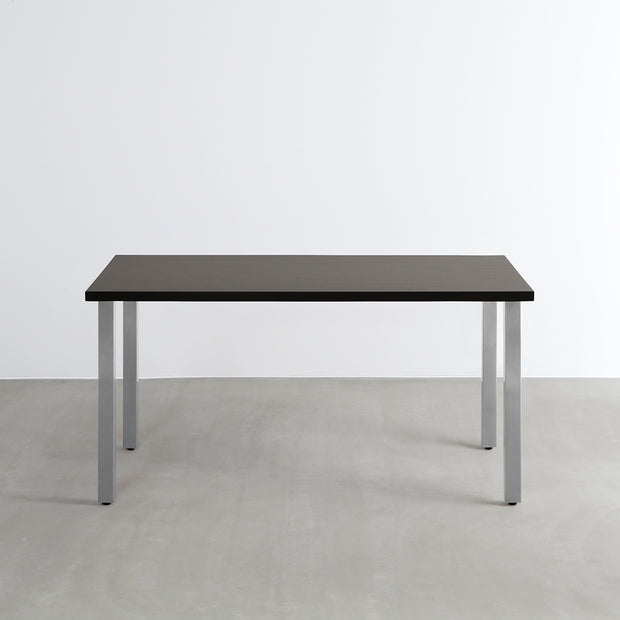 Gemoneのシックなブラックブラウンのラバーウッド材と美しい質感が際立つスクエアバーのステンレス脚を組み合わせた重厚感のあるテーブル(正面)