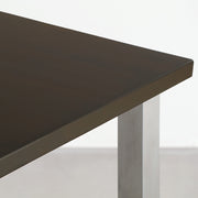 Gemoneのシックなブラックブラウンのラバーウッド材と美しい質感が際立つスクエアバーのステンレス脚を組み合わせた重厚感のあるテーブル(天板)