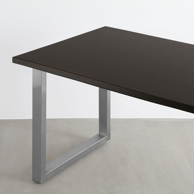 Gemoneのシックなブラックブラウンのラバーウッド材と美しい質感が際立つスクエアのステンレス脚を組み合わせた重厚感のあるテーブル(斜め)