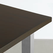 Gemoneのシックなブラックブラウンのラバーウッド材と美しい質感が際立つスクエアのステンレス脚を組み合わせた重厚感のあるテーブル(天板)
