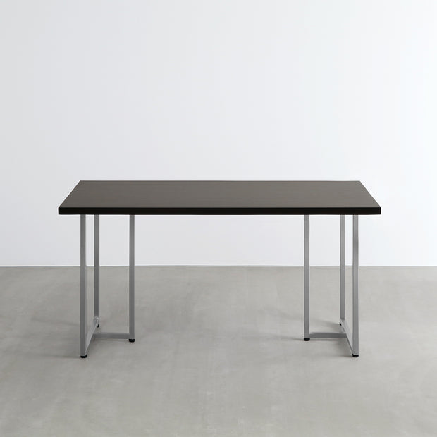 Gemoneのシックなブラックブラウンのラバーウッド材と美しい質感が際立つT型ステンレス脚を組み合わせた重厚感のあるテーブル（正面）
