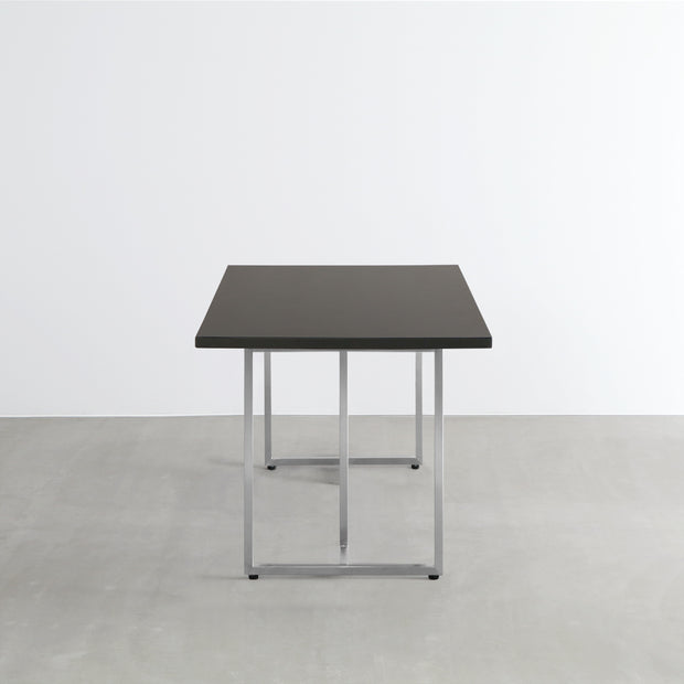 Gemoneのシックなブラックブラウンのラバーウッド材と美しい質感が際立つT型ステンレス脚を組み合わせた重厚感のあるテーブル（横向き）