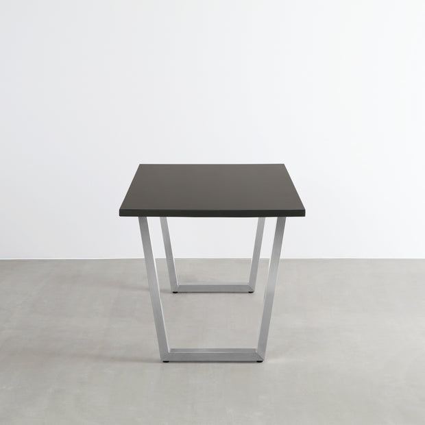 Gemoneのシックなブラックブラウンのラバーウッド材と美しい質感が際立つトラペゾイドのステンレス脚を組み合わせた重厚感のあるテーブル(横向き)
