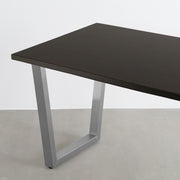 Gemoneのシックなブラックブラウンのラバーウッド材と美しい質感が際立つトラペゾイドのステンレス脚を組み合わせた重厚感のあるテーブル(斜め)