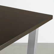 Gemoneのシックなブラックブラウンのラバーウッド材と美しい質感が際立つトラペゾイドのステンレス脚を組み合わせた重厚感のあるテーブル(天板)