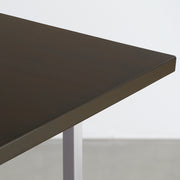 Gemoneのシックなブラックブラウンのラバーウッド材と美しい質感が際立つT型ステンレス脚を組み合わせた重厚感のあるテーブル（天板）