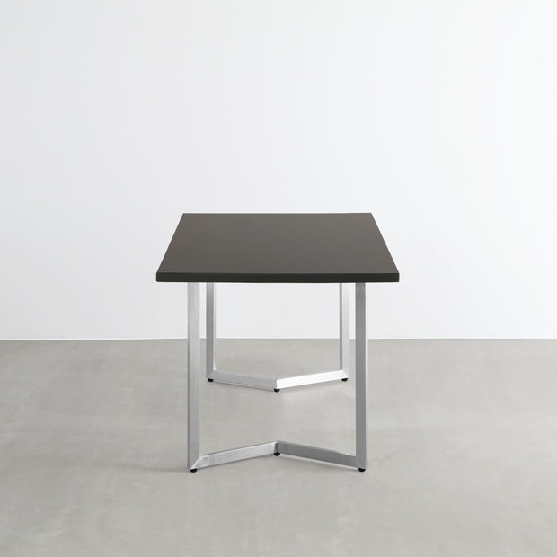 Gemoneのシックなブラックブラウンのラバーウッド材と美しい質感が際立つW型ステンレス脚を組み合わせた重厚感のあるテーブル（横向き）