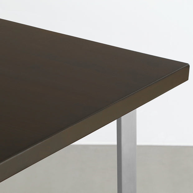 Gemoneのシックなブラックブラウンのラバーウッド材と美しい質感が際立つW型ステンレス脚を組み合わせた重厚感のあるテーブル（天板）