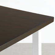 Kanademonoのラバーウッド ブラックブラウン天板とホワイト脚を組み合わせたシンプルモダンな大型テーブル（配線トレー付き）天板角