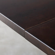 KANADEMONOのラバーウッドブラックブラウン天板にホワイトのXライン鉄脚５本を組み合わせた、奥行スリムタイプの大型テーブル（天板連結部分）