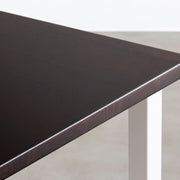 KANADEMONOのラバーウッドブラックブラウン天板にホワイトのXライン鉄脚５本を組み合わせた、奥行スリムタイプの大型テーブル（角）