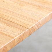 KANADMEONOのラバーウッドナチュラル天板とスクエアバー型のマットホワイト脚を組み合わせた大型テーブル（天板連結部分）