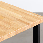 KANADEMONOのワイヤーバスケット付きのラバーウッド材ナチュラルカラー天板にマットブラックのレクタングル鉄脚鉄脚を組み合わせたテーブル（天板寄り）