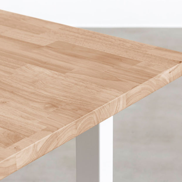 KANADEMONOのラバーウッドアッシュ天板とホワイトのスクエア鉄脚を組み合わせたシンプルモダンな大型テーブル（角）
