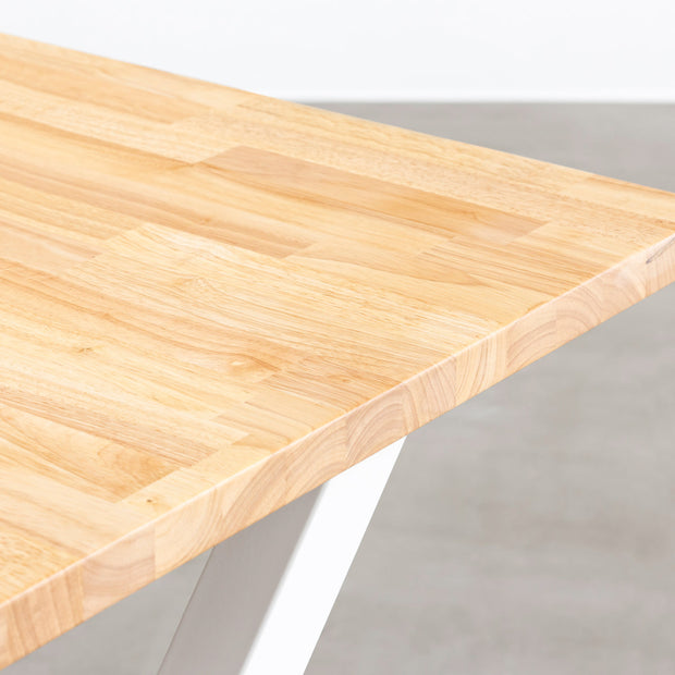 KANADEMONOのラバーウッドナチュラル天板とホワイトのＸライン鉄脚を組み合わせたシンプルモダンな大型テーブル（角）