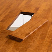 KANADEMONOの配線孔BROCK&TRAY付きのラバーウッド材ブラウン天板とスクエア型ステンレス脚を組み合わせたテーブル（配線トレー使用例3）