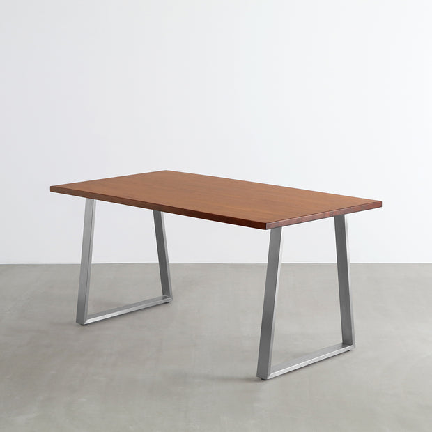 Gemoneの艶やかなチークブラウンのラバーウッド材と美しい質感が際立つベル型ステンレス脚を組み合わせた重厚感のあるテーブル