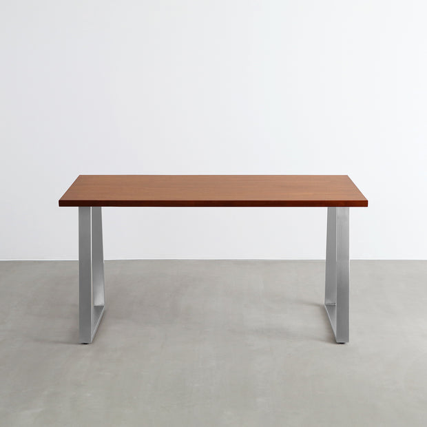 Gemoneの艶やかなチークブラウンのラバーウッド材と美しい質感が際立つベル型ステンレス脚を組み合わせた重厚感のあるテーブル（正面）