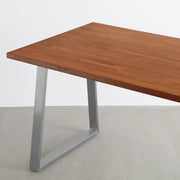 Gemoneの艶やかなチークブラウンのラバーウッド材と美しい質感が際立つベル型ステンレス脚を組み合わせた重厚感のあるテーブル（斜め）