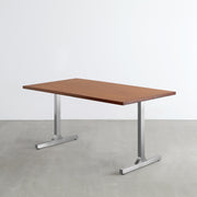 Gemoneの艶やかなチークブラウンのラバーウッド材と美しい質感が際立つI型のステンレス脚を組み合わせた重厚感のあるテーブル