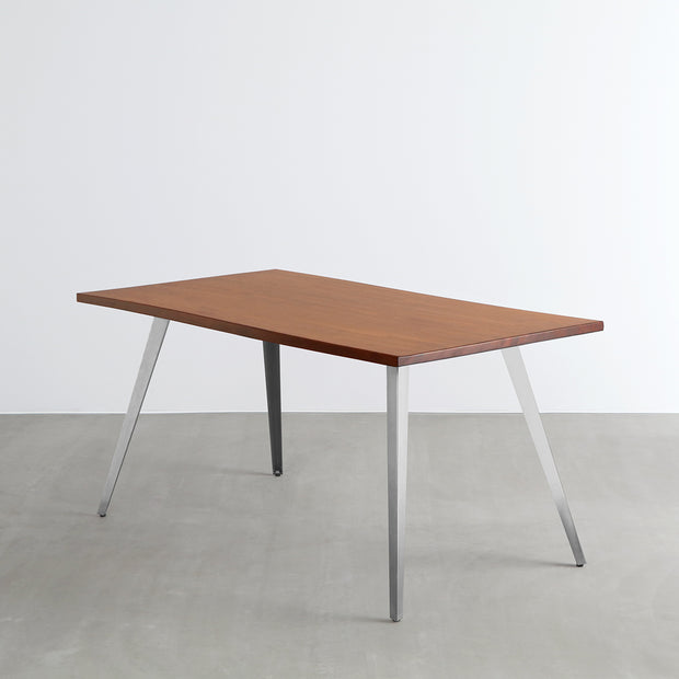 Gemoneの艶やかなチークブラウンのラバーウッド材と美しい質感が際立つフラットピンのステンレス脚を組み合わせた重厚感のあるテーブル