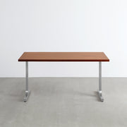 Gemoneの艶やかなチークブラウンのラバーウッド材と美しい質感が際立つI型のステンレス脚を組み合わせた重厚感のあるテーブル(正面)