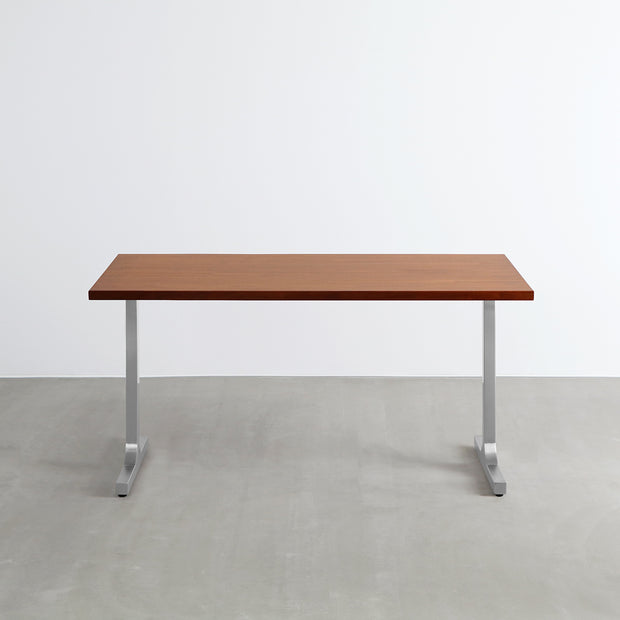 Gemoneの艶やかなチークブラウンのラバーウッド材と美しい質感が際立つI型のステンレス脚を組み合わせた重厚感のあるテーブル(正面)