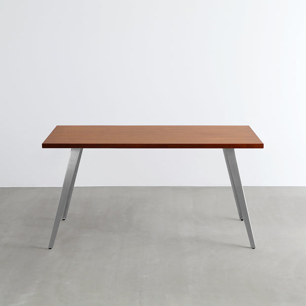 Gemoneの艶やかなチークブラウンのラバーウッド材と美しい質感が際立つフラットピンのステンレス脚を組み合わせた重厚感のあるテーブル(正面)