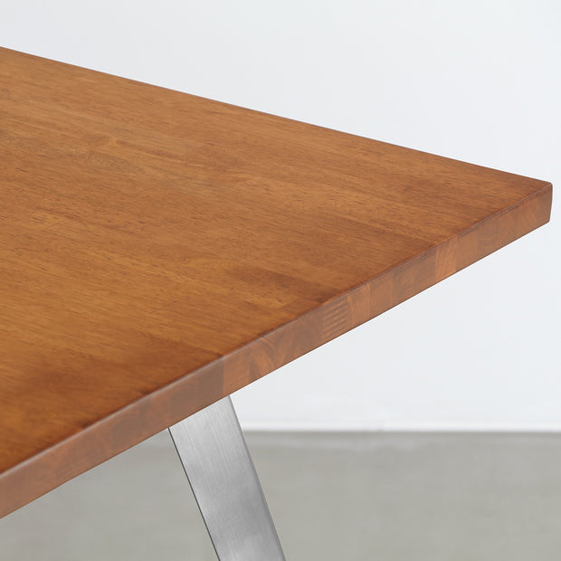 Gemoneの艶やかなチークブラウンのラバーウッド材と美しい質感が際立つフラットピンのステンレス脚を組み合わせた重厚感のあるテーブル(天板)
